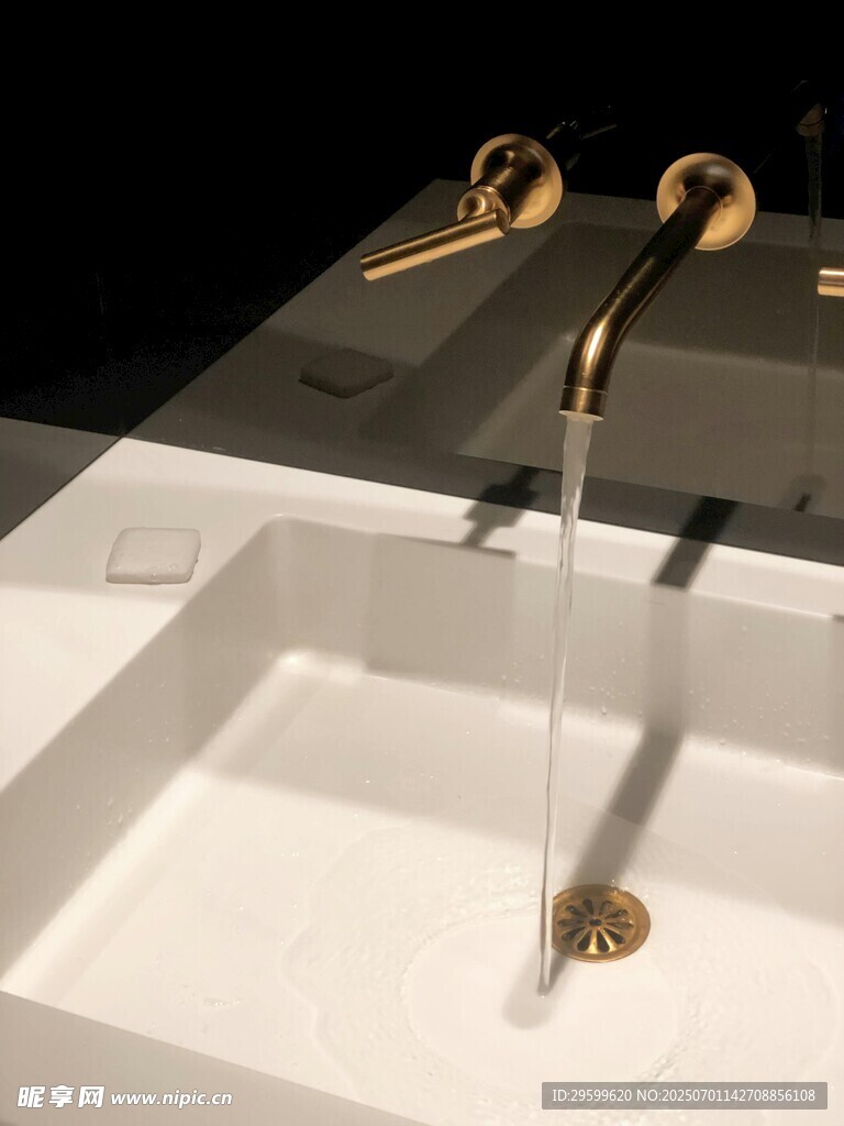 金色水龙头出水瞬间
