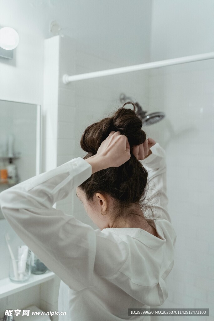 女子浴室中整理头发