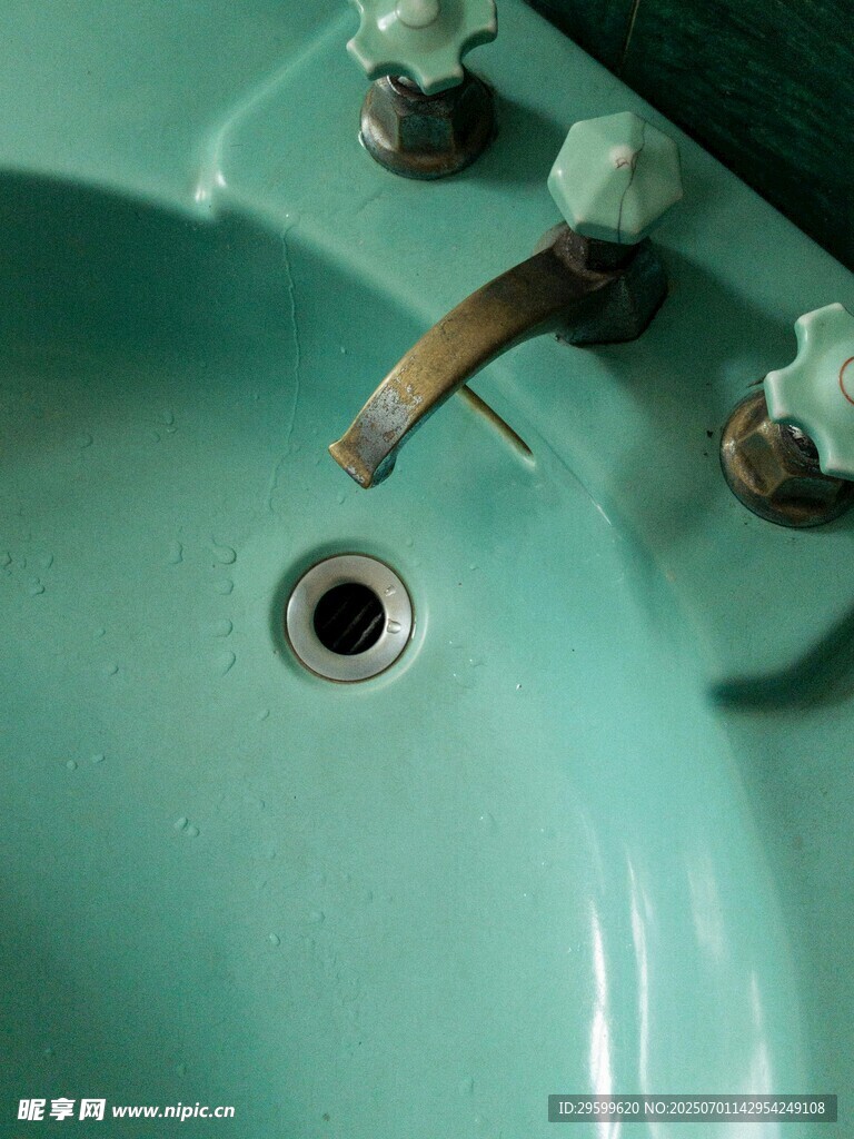 复古绿洗手池特写