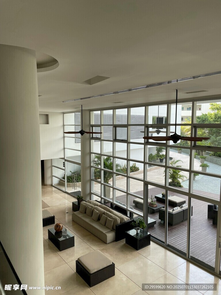 现代宽敞的室内休闲空间