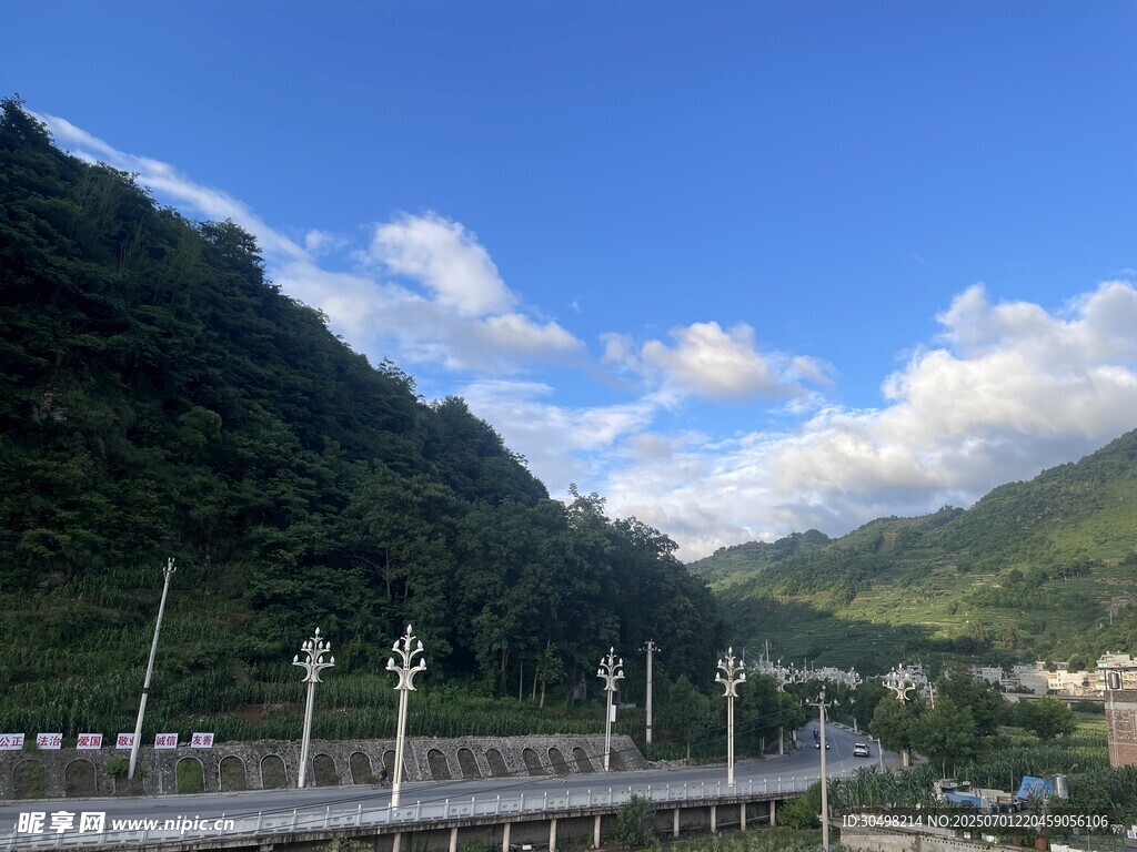山间铁路风景