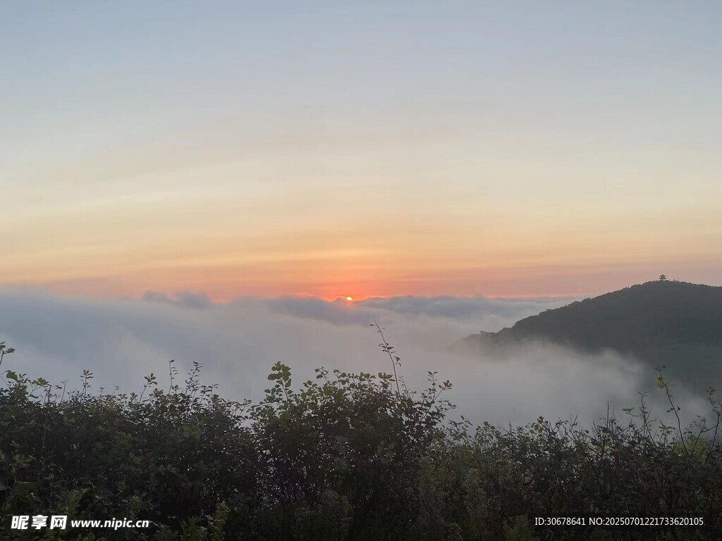 山间日出云海美景
