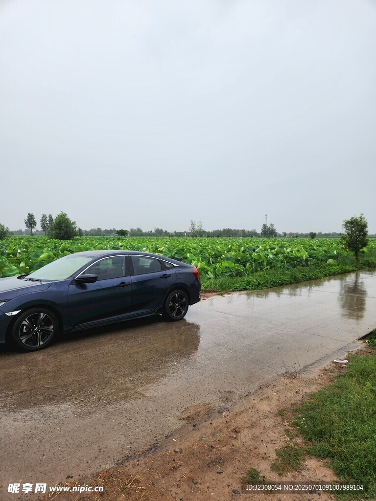轿车陷在积水泥泞道路中