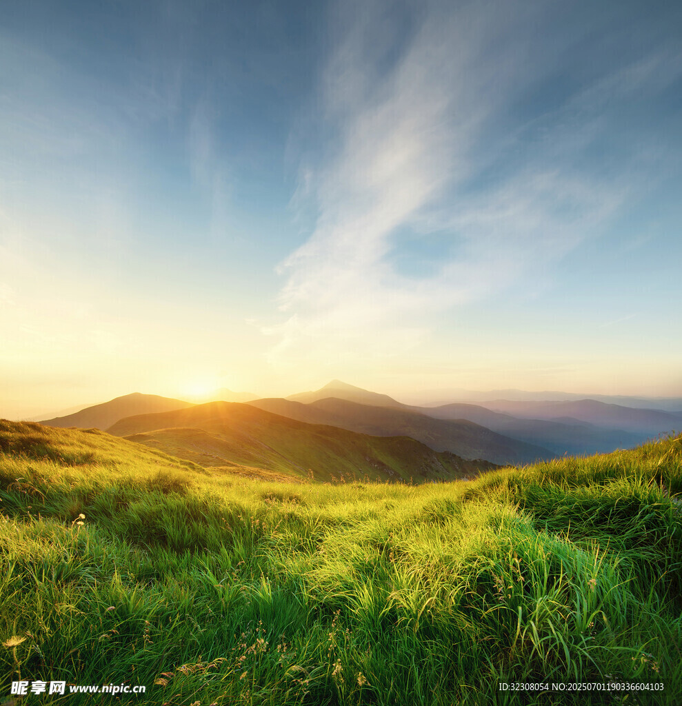日出下的翠绿山丘美景