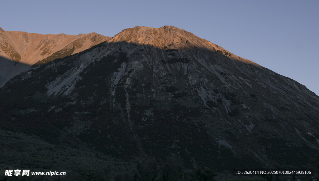 夕阳下的巍峨山峰