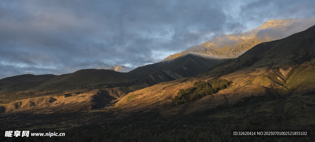 黄昏下的壮丽山峦景色