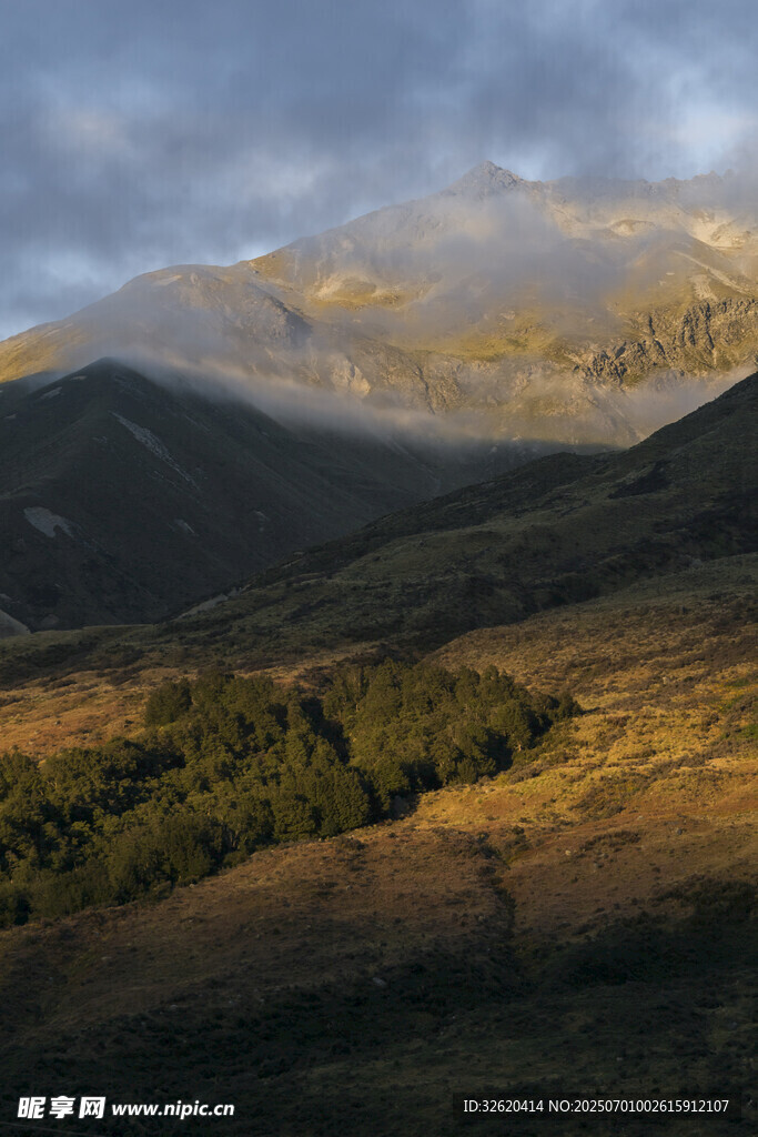 山间晨景 云雾缭绕的山峦