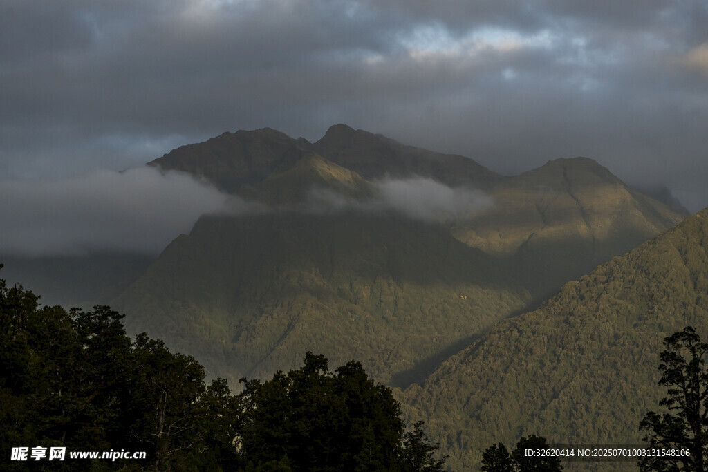 云雾缭绕的壮丽山峦