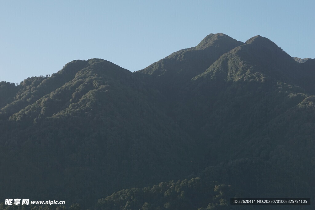 巍峨山峦