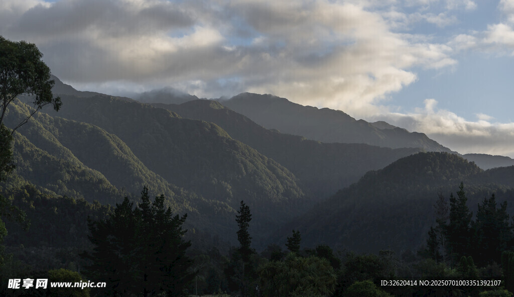 山间美景 云雾缭绕的山峦