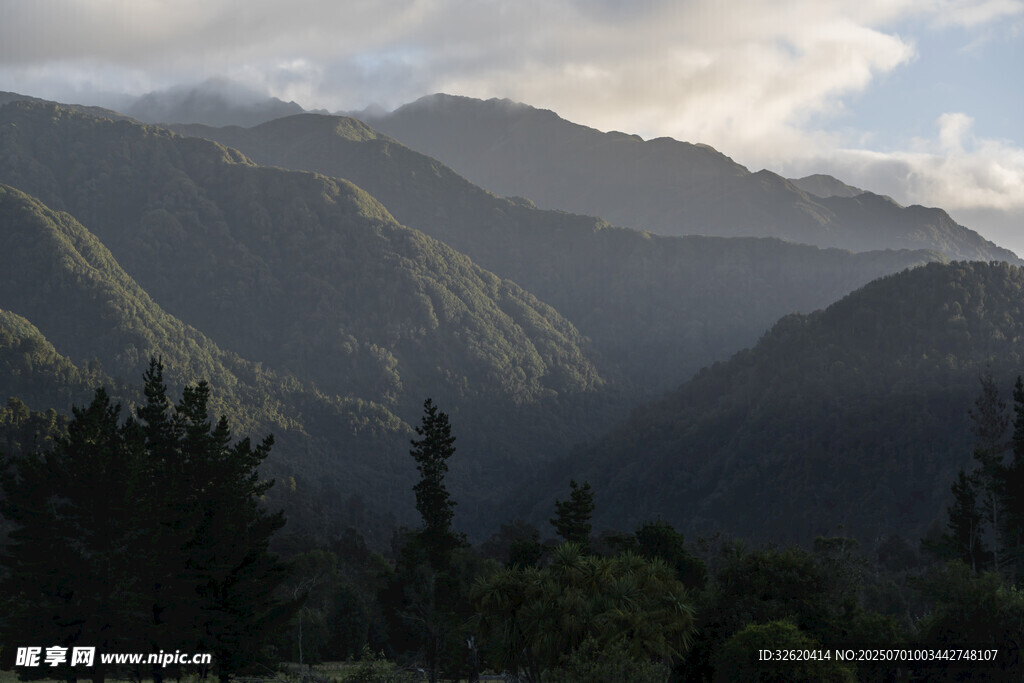 壮丽山峦间的自然美景