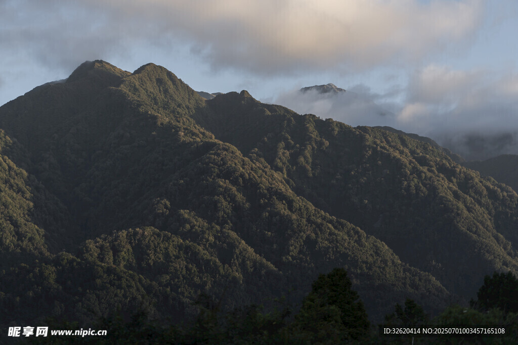 壮丽山峦 云雾缭绕之景