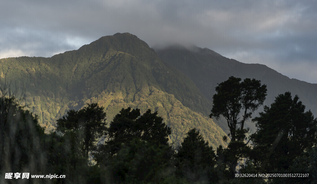 山间云雾缭绕的葱郁山峰