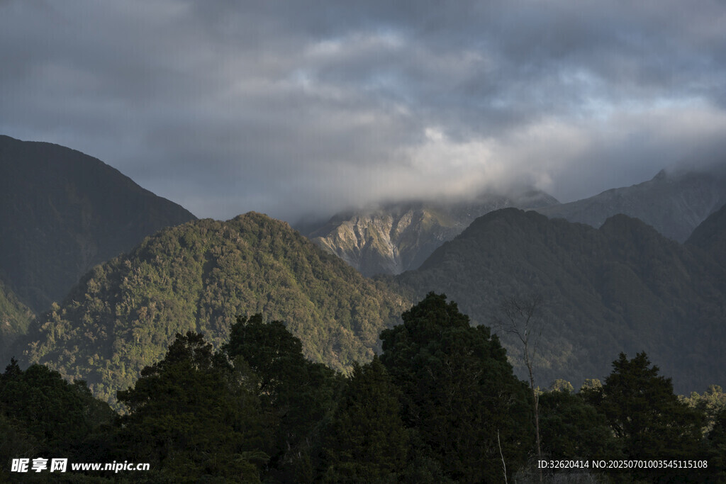 山峦云雾间的自然美景