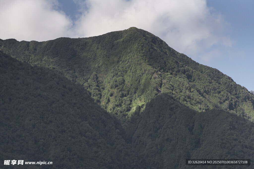 青山巍峨 云雾缭绕之景
