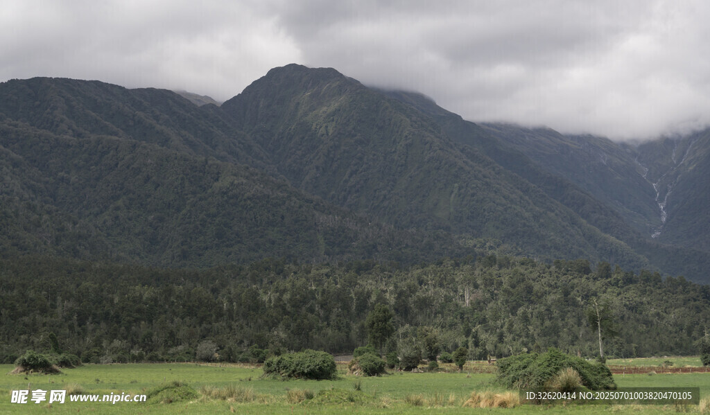 山间绿野 云雾缭绕之景