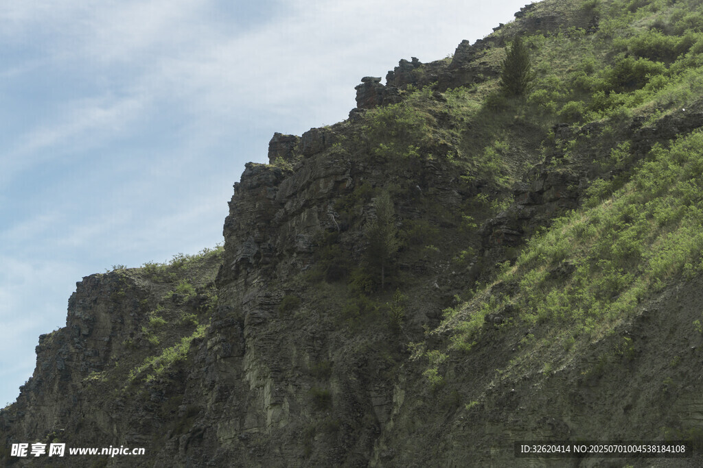 陡峭青山 绿意盎然