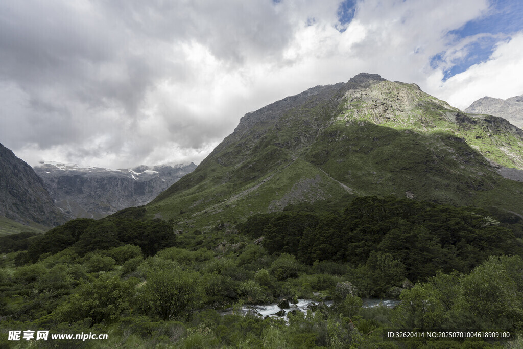 山间绿野 云雾缭绕的美景