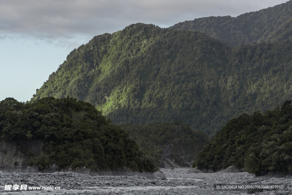 山间河流旁的葱郁景致