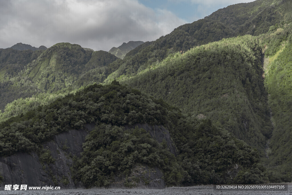 青山葱郁的壮美自然景观