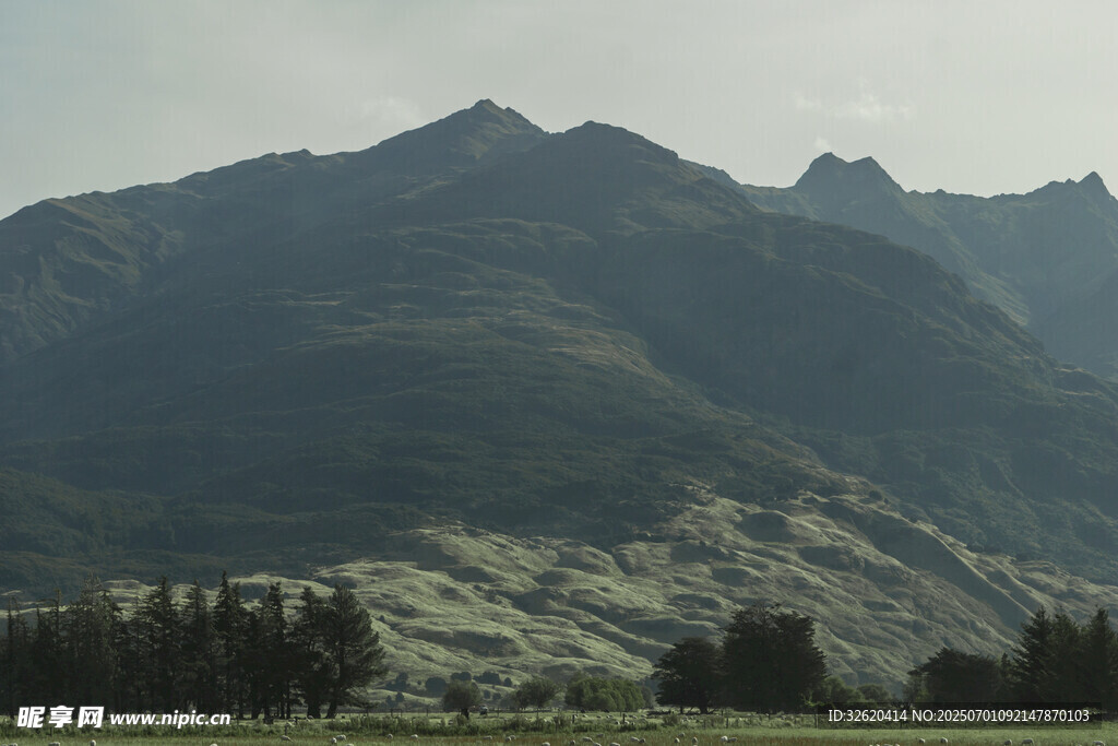 壮丽山峦与山下植被景观