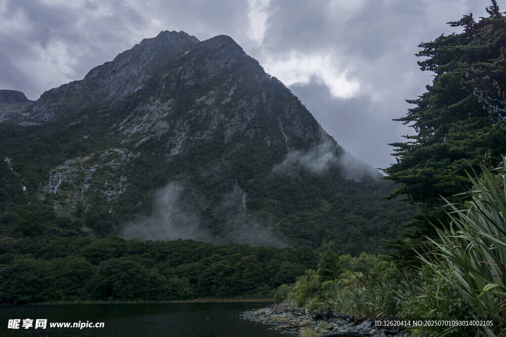 云雾缭绕的壮美山间景色