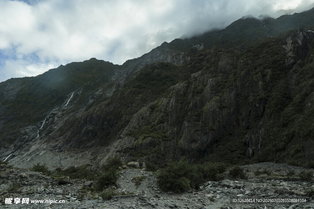 云雾缭绕的壮丽山景
