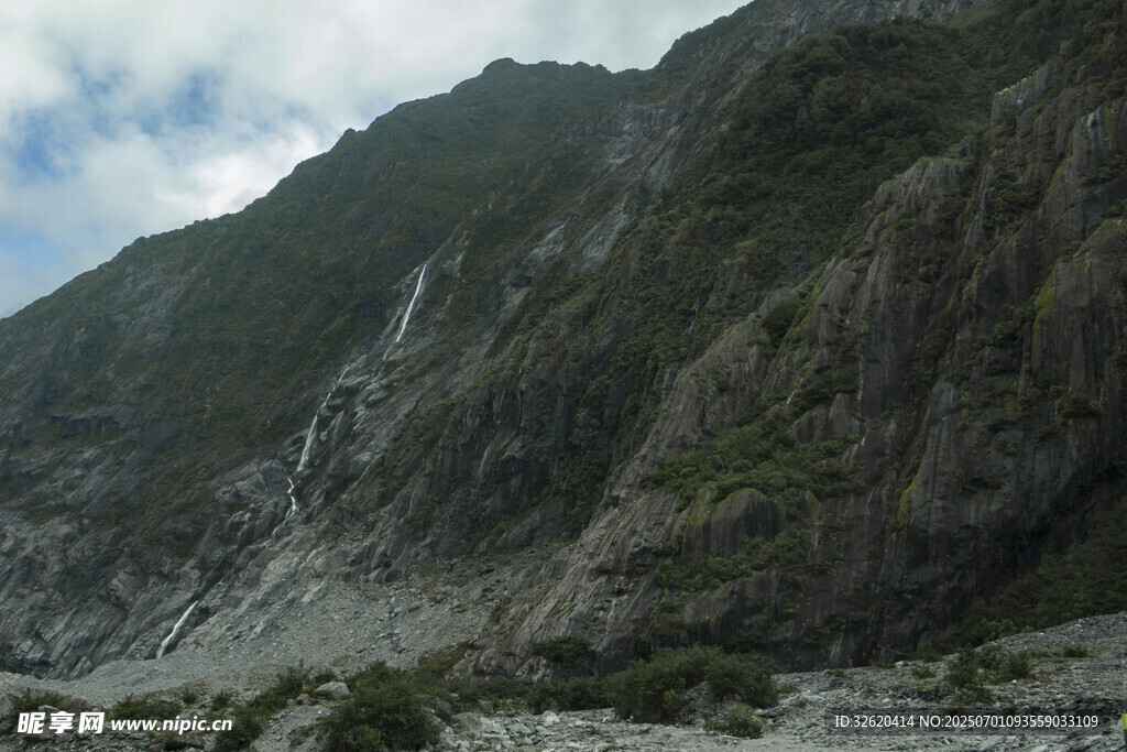 巍峨高山与山间云雾景观