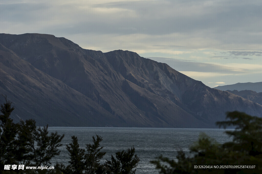 湖畔山峦美景