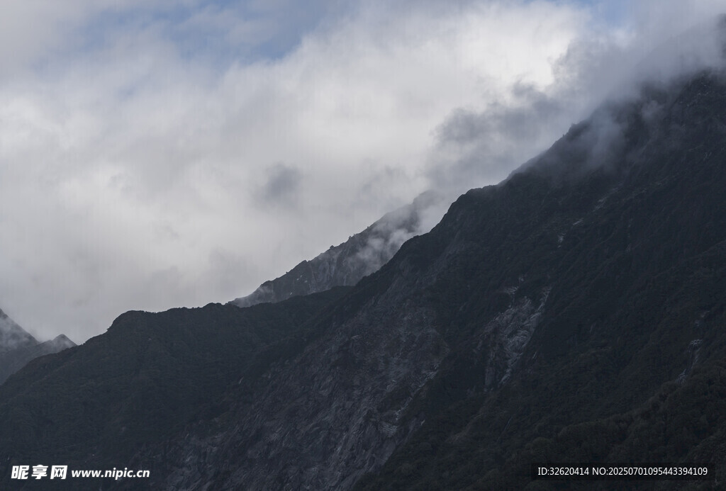 云雾缭绕的巍峨山峰
