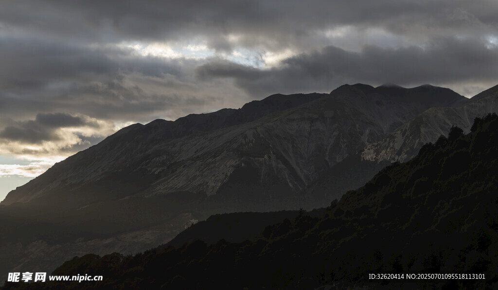 山间暮色 云绕山峦