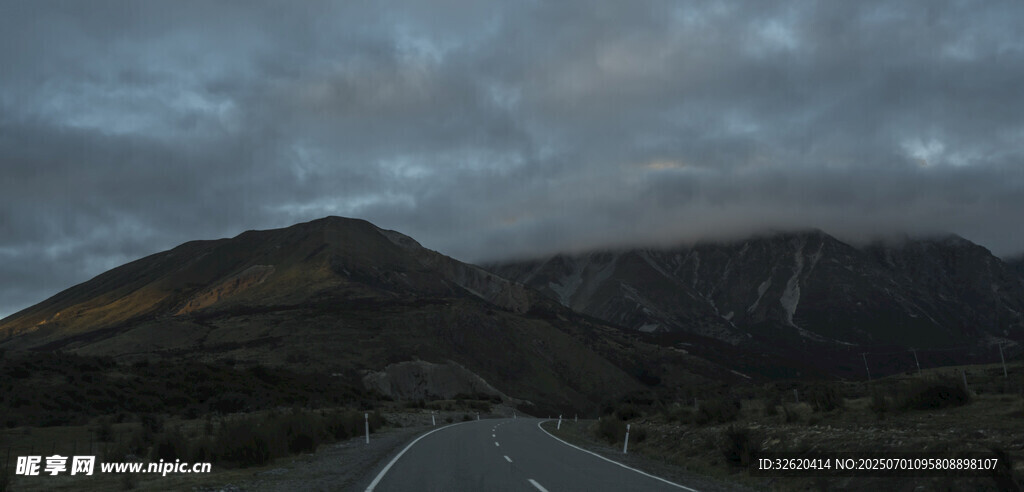 山间公路 云雾缭绕之景