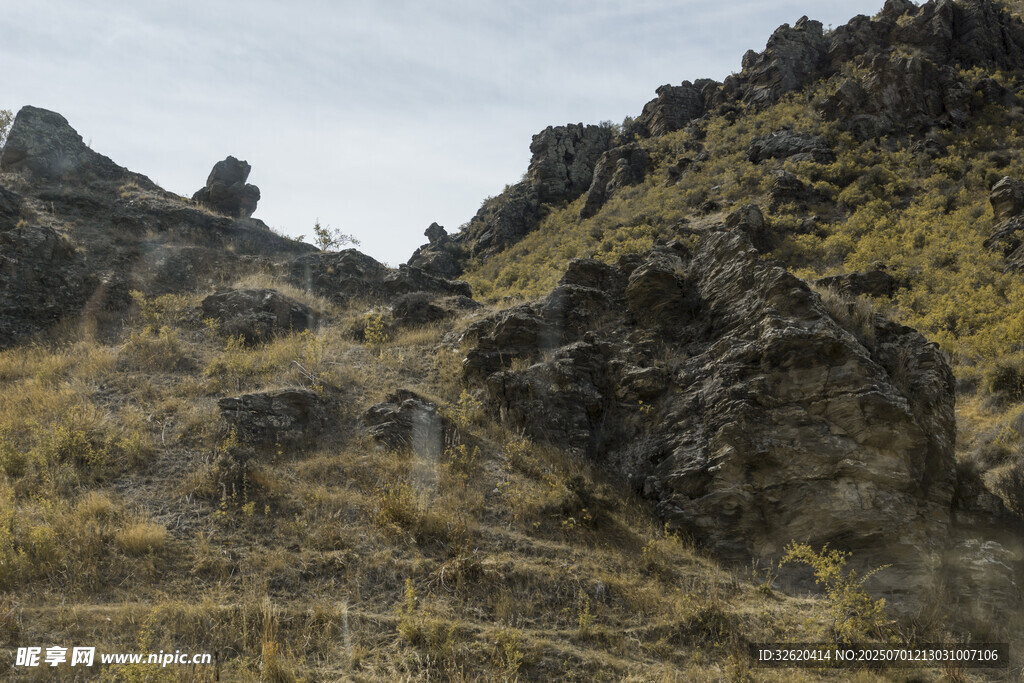 嶙峋山石与山间草地景观