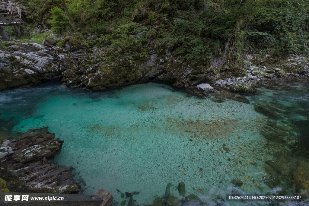 清澈幽蓝山间潭水