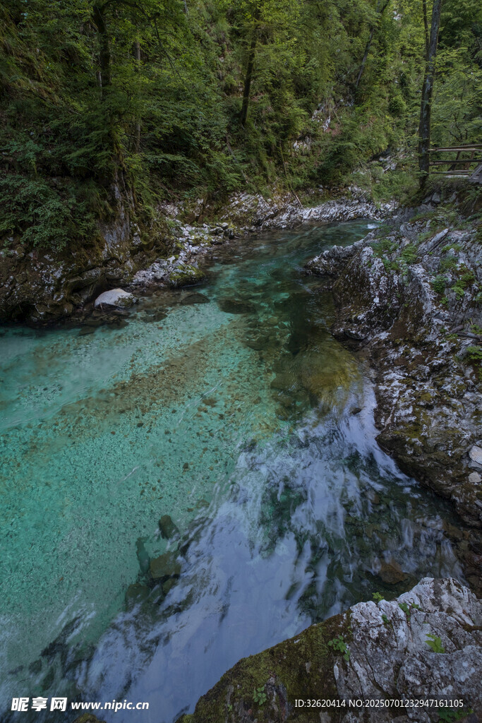 山间碧溪 自然清新之景