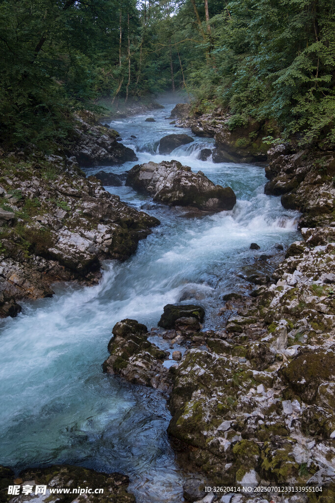山间溪流潺潺 石间清泉