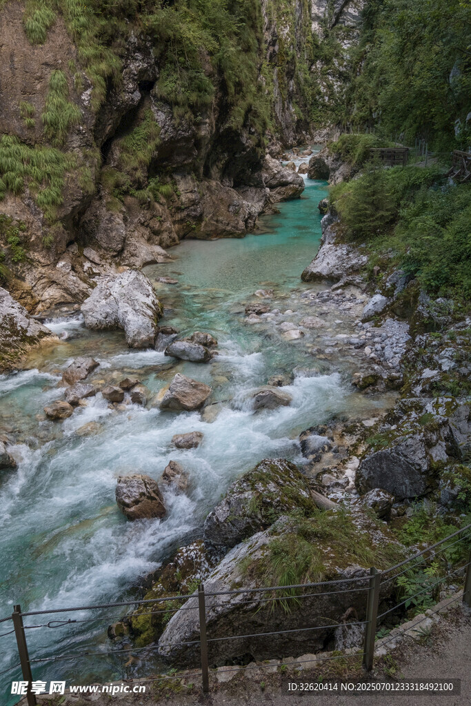 山间溪流美景