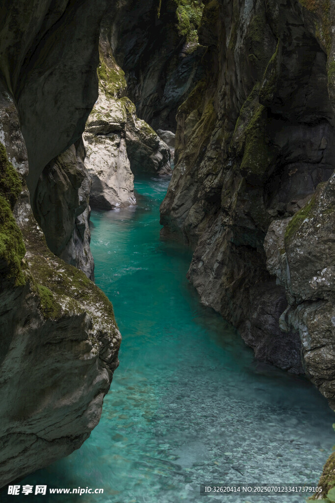峡谷间的澄澈碧绿水道
