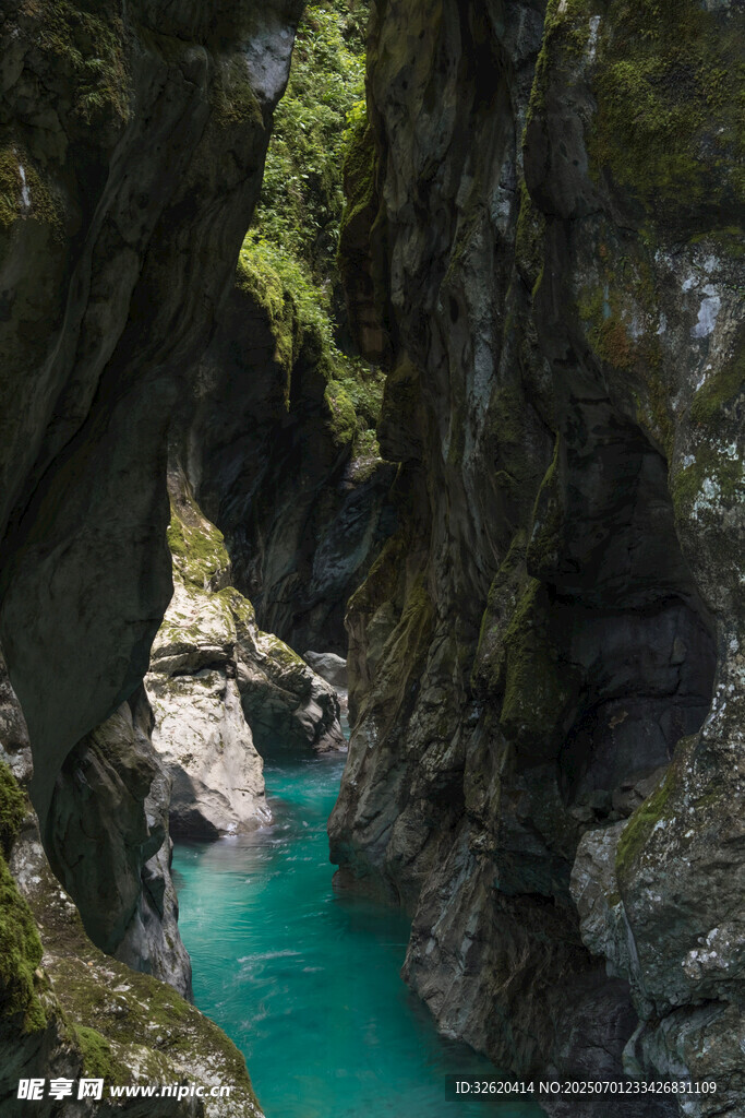 峡谷中的碧绿溪流
