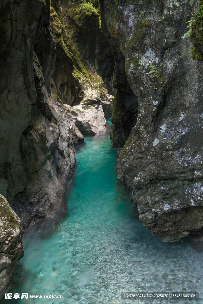 峡谷间的澄澈碧绿水道
