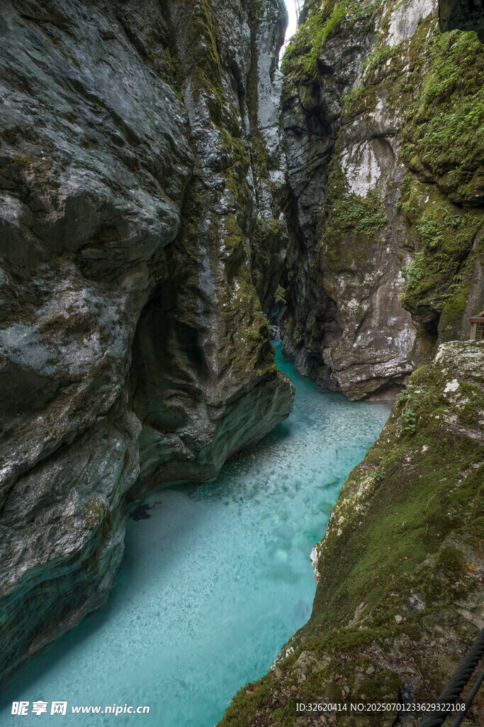 峡谷中的幽蓝澄澈溪流