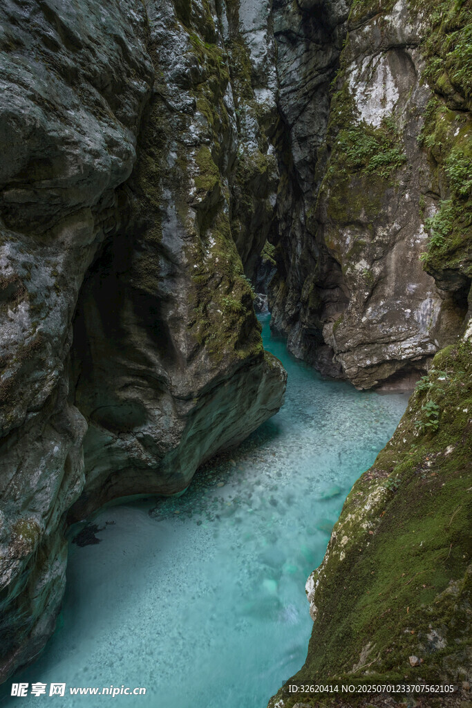 山间幽蓝溪流穿岩石