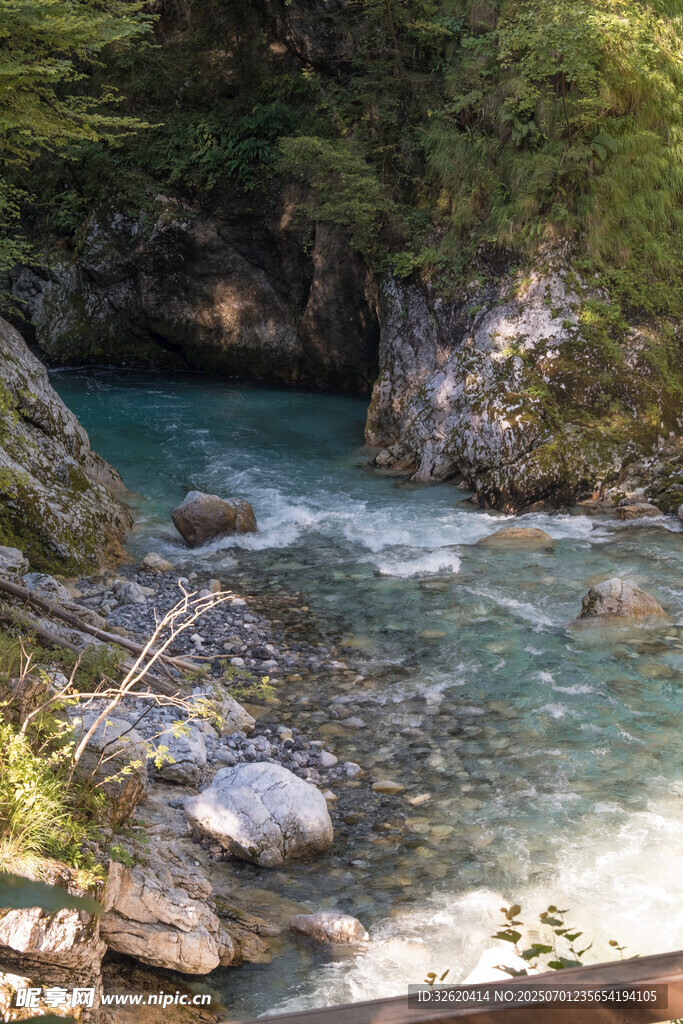 山间清澈溪流与嶙峋怪石