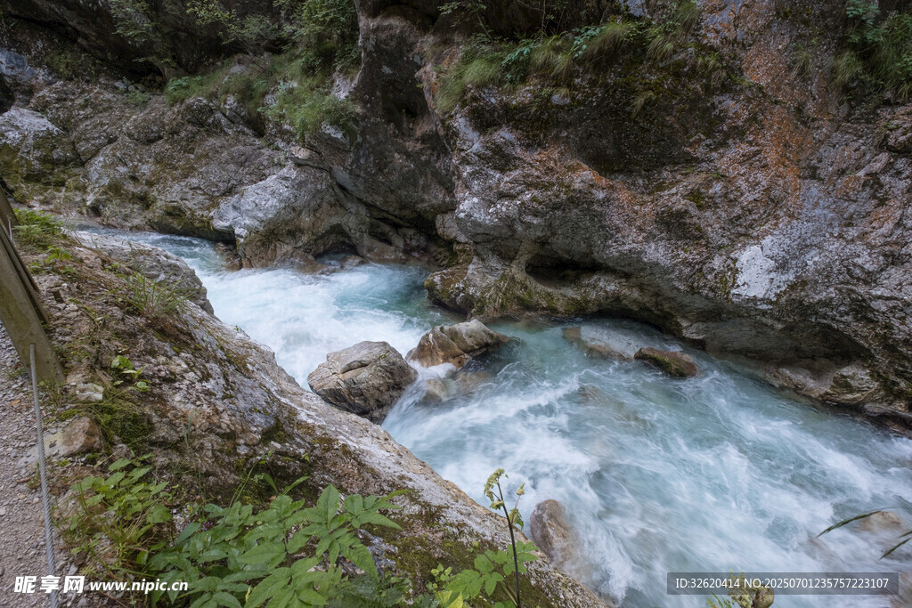 山间湍急溪流景观