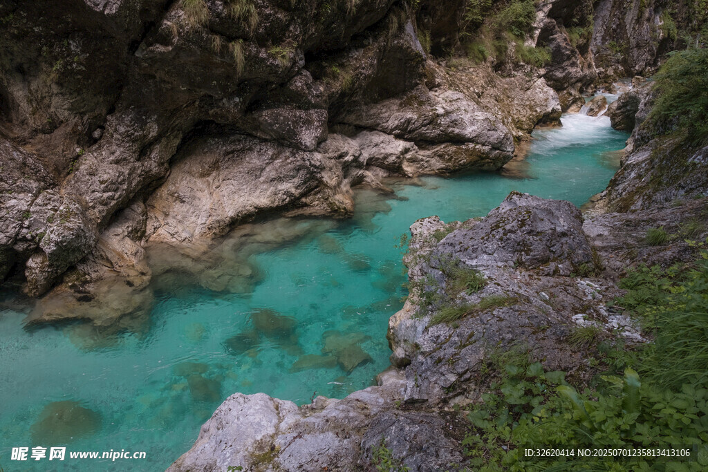 山间碧绿水潭美景