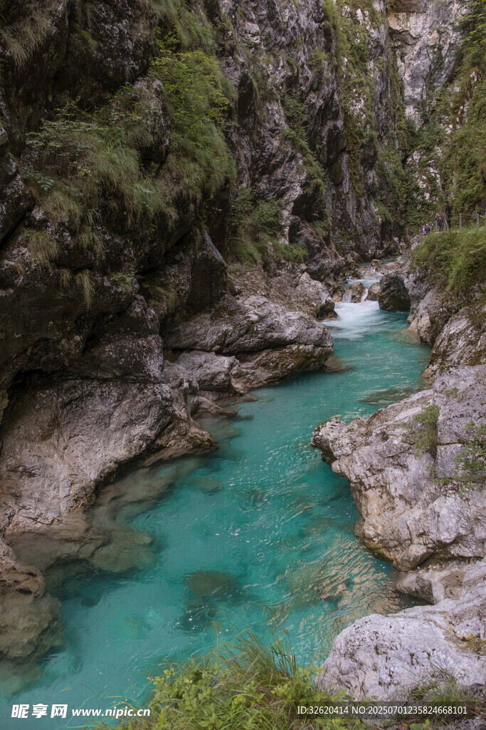 碧绿溪流穿峡谷