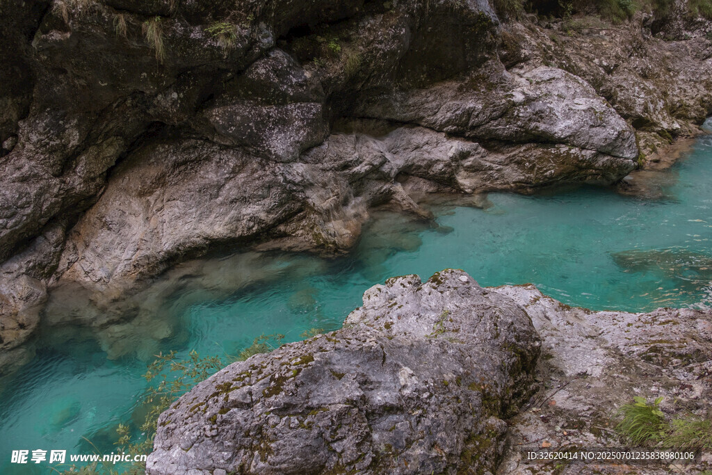 山间碧潭 岩石环绕美景