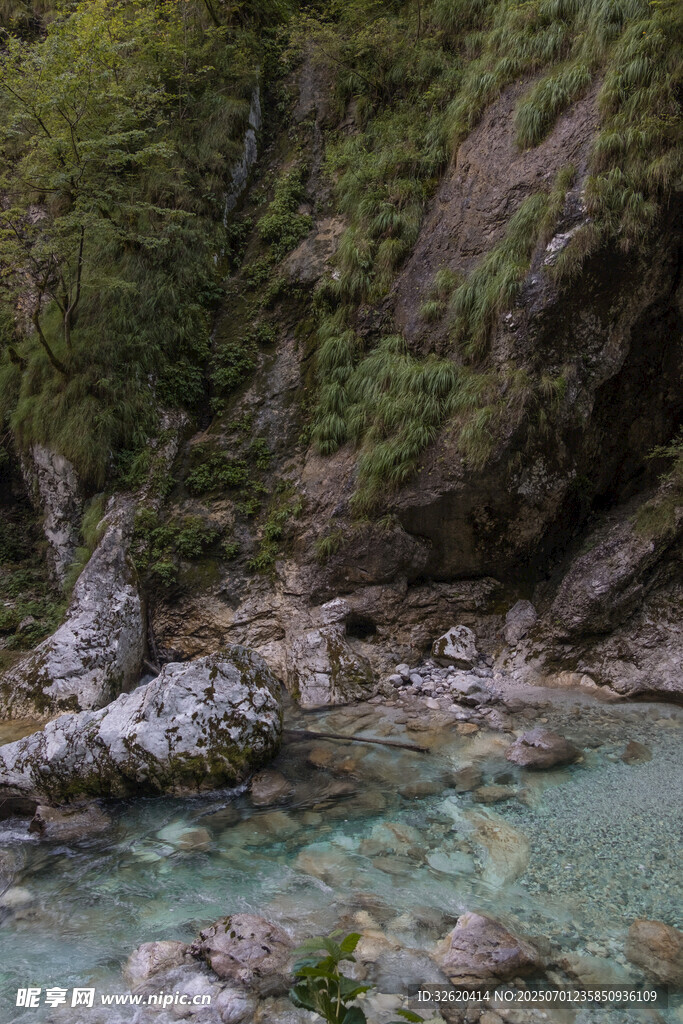 山间清澈溪流与嶙峋怪石