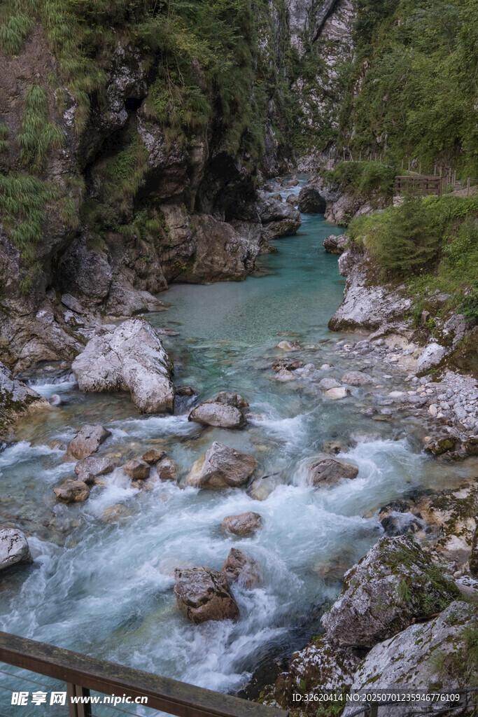 山间溪流与木桥美景