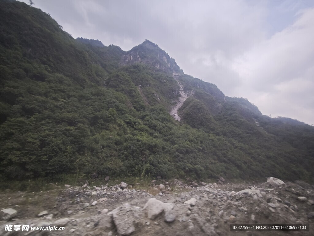 山间崎岖小道